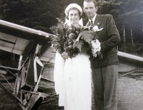 Nowożeńcy po ślubie - Janina i Mieczysław Lewandowscy. 